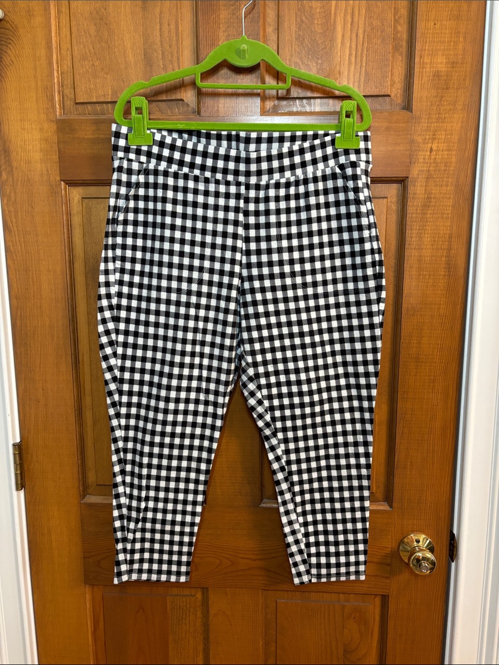 Torrid size 2 EUC Capri pocket leggings in black/white gingham